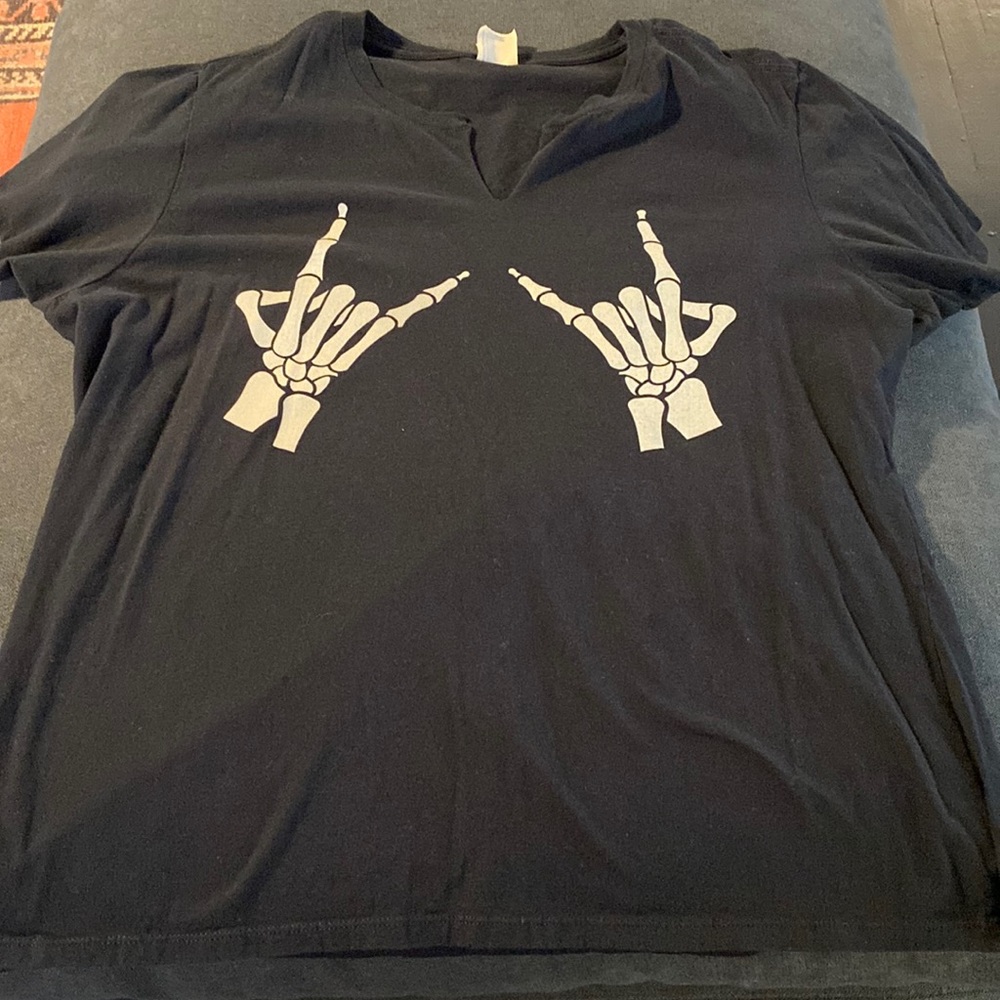 Womens skull hands tshirt. Black xxl